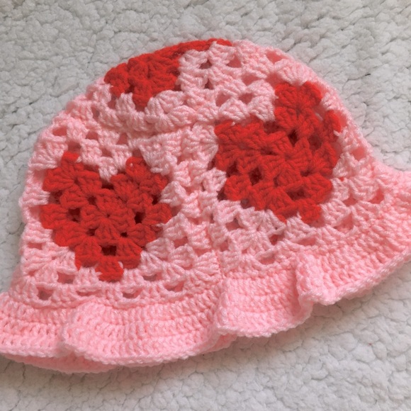 Crochet heart bucket hat - Picture 1 of 3